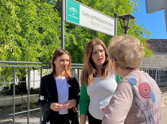 Archivo - La portavoz municipal socialista en Montefrío, Remedios Gámez, en el centro en la imagen de archivo