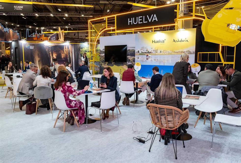 Zona de trabajo (espacio business) del stand de la Agencia Destino Huelva en Fitur.