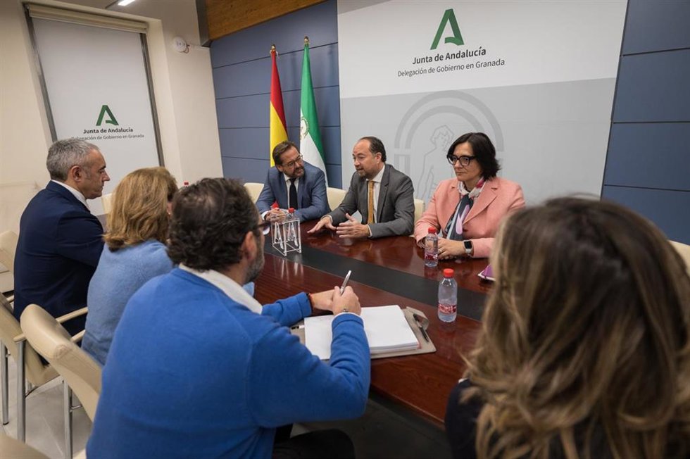 El secretario general de Universidades de la Junta, Ramón Herrera, en el centro en la imagen en la reunión mantenida con el delegado del Gobierno andaluz, Antonio Granados, a su derecha, y la delegada de Desarrollo Educativo, María José Martín, a su izq.