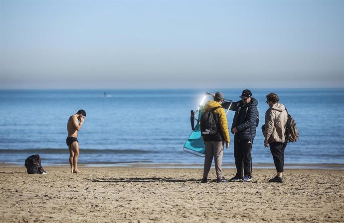 Archivo - Varias personas en la arena de la playa de la Malvarrosa, a 25 de enero de 2024, en València