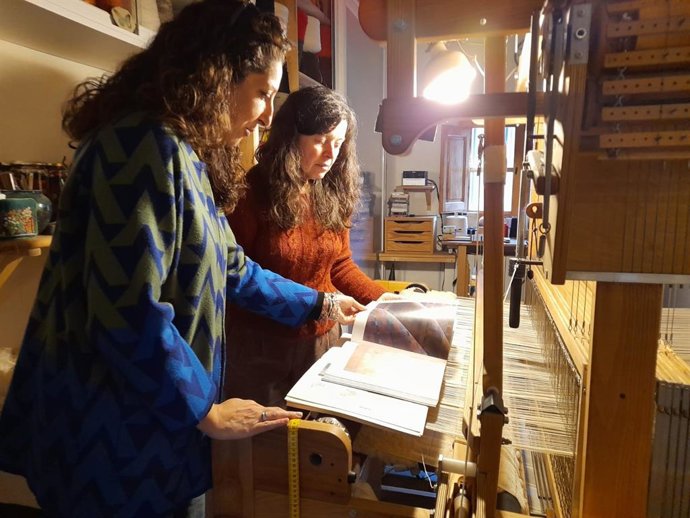Ana Mata (i), junto a la  tejedora en bajo lizo Ana Santiago, responsable de AyF Tejedores.