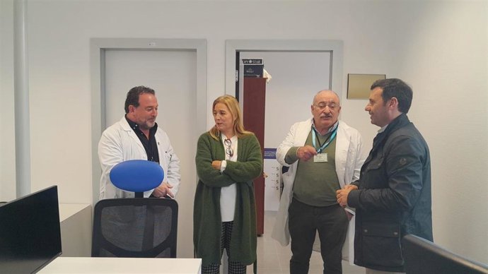 Eva Pajares y Javier Ros en la Unidad de Investigación del Hospital de La Línea.