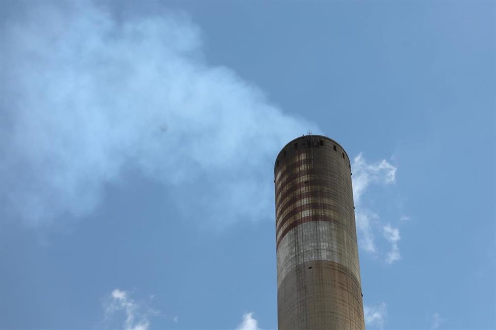 Archivo - Imagen de una chimenea en la Central Térmica Teruel de la localidad turolense de Andorra, donde se ha celebrado una rueda de prensa con motivo de los últimos días de apertura de esas instalaciones, tras cuarenta años de actividad ininterrumpid