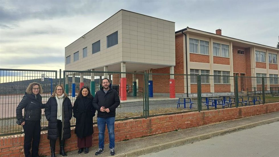 El diputado socialista Ángel Peralta, a la derecha, junto a la diputada provincial Yolanda Salvador y las concejalas socialistas en Sarrión, Rosa Escriche y Amparo Edo