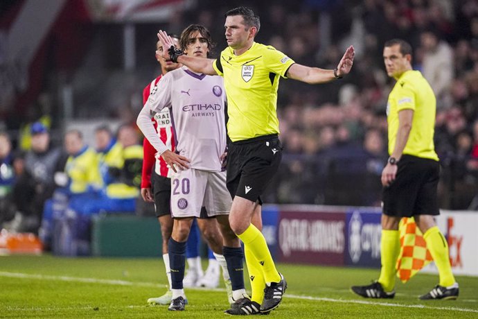 Archivo - Referee Michael Oliver disallows PSV's third goal after advice from the video referee during the UEFA Champions League, League Phase, football match between PSV Eindhoven and Girona FC on November 5, 2024 at Philips Stadion in Eindhoven, Netherl