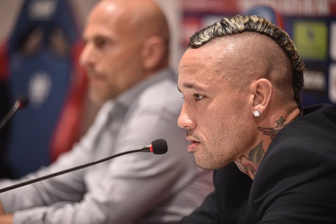 Archivo - 05 August 2019, Italy, Cagliari: Cagliari Calcio's new player Radja Nainggolan speaks during his presentation press conference at Sardegna Arena stadium. Photo: Alessandro Tocco/Lapresse via ZUMA Press/dpa