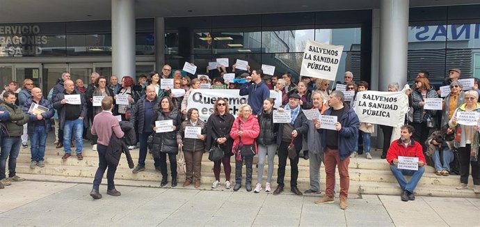 Los alcaldes de Lobera de Onsella, Urriés, Isuerre y Sofuentes y el presidente de las Cinco Villas, Santos Navarro, junto a unos 70 vecinos de la zona en la protesta frente a la consejería de Sanidad para reclamar la mejora de la asistencia sanitaria