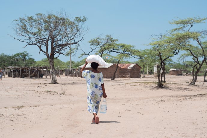 Archivo - September 26, 2021, Mayapo, La Guajira, Colombia: A Wayuu indigenous member covers her head with a sac of food while she carries a water bottle during a Humanitarian Mission developed by ''De Corazon Guajira'' in Mayapo at La Guajira - Colombia 