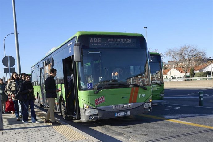 Un autobús en la A-5, a 15 de enero de 2025, en Madrid