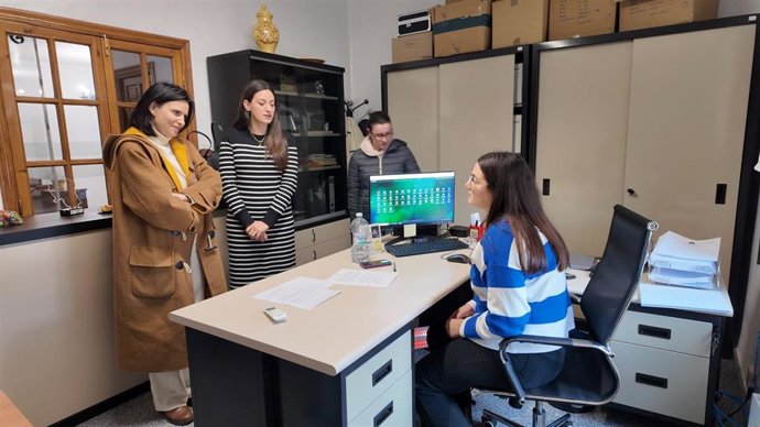 Gálvez y la alcaldesa de Valsequillo, Ana María Sánchez, con una de las personas contratadas a través del Emple-T.