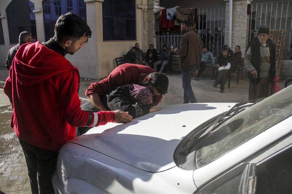Archivo - Familiares junto a una ambulancia en la Franja de Gaza