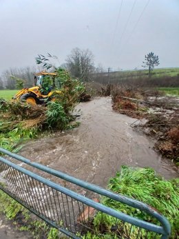 Trabajos para hacer frente a los efectos del temporal en Brión.