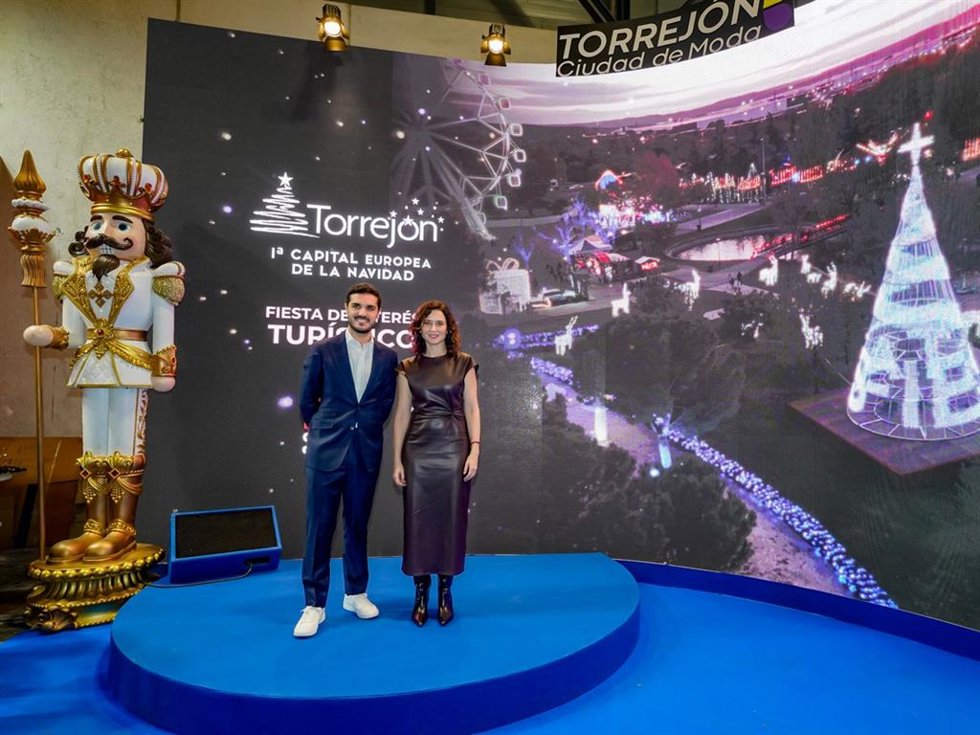 La presidenta de la Comunidad de Madrid, Isabel Díaz Ayuso, y el alcalde, Alejandro Navarro Prieto, en el stand de Torrejón en Fitur