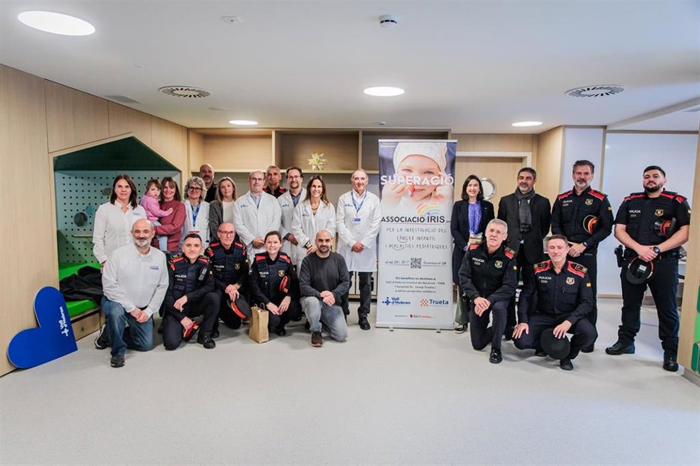 Entrega del cheque solidario de Mossos d'Esquadra y de la Asociación Iris al Institut de Recerca del Hospital Vall d'Hebron