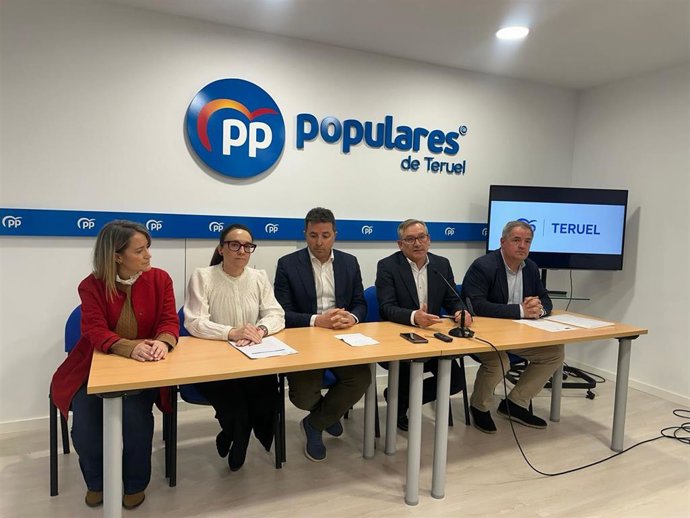 El presidente del Partido Popular de Teruel, Joaquín Juste, junto con los diputados nacionales, Alberto Herrero y Raquel Clemente, el diputado autonómico Jesús Fuertes y la diputada provincial Yolanda Sevilla este lunes en Teruel