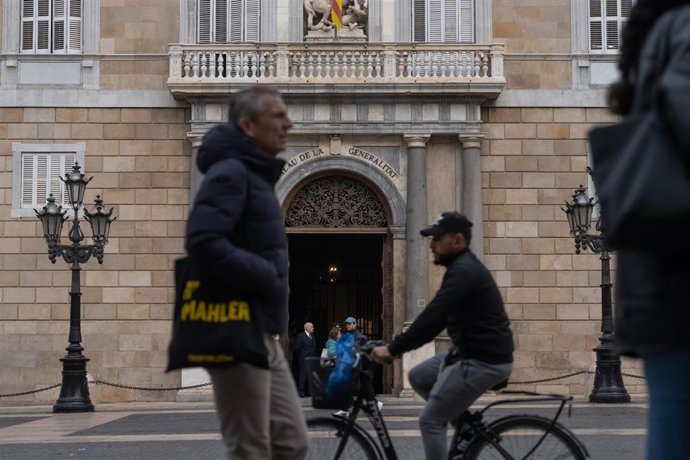 Archivo - Varias personas pasan por delante del Palau de la Generalitat