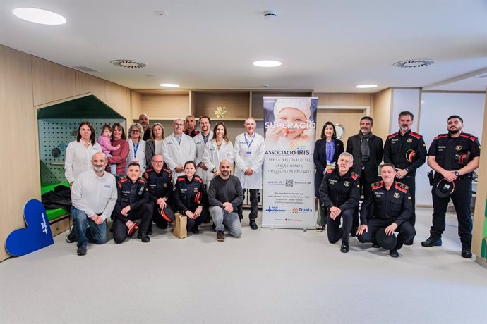 Lliurament del xec solidari dels Mossos d'Esquadra i de l'Associació Iris a l'Institut de Recerca de l'Hospital Vall d'Hebron