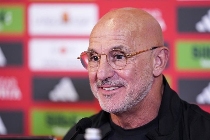 Archivo - Luis de la Fuente, head coach of Spain, attends during the press conference previous to the UEFA Nations League match between Spain and Serbia at Nuevo Arcangel Stadium on October 14, 2024 in Cordoba, Spain.