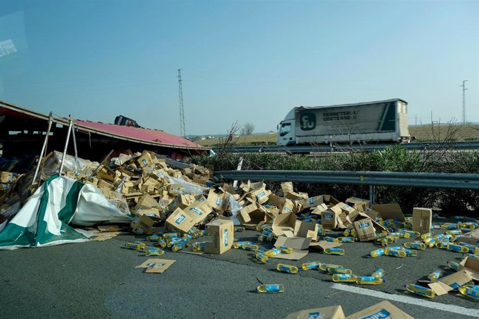 Archivo - Imagen de archivo de un camión volcado en la autovía A-4 a su paso por la provincia de Córdoba.