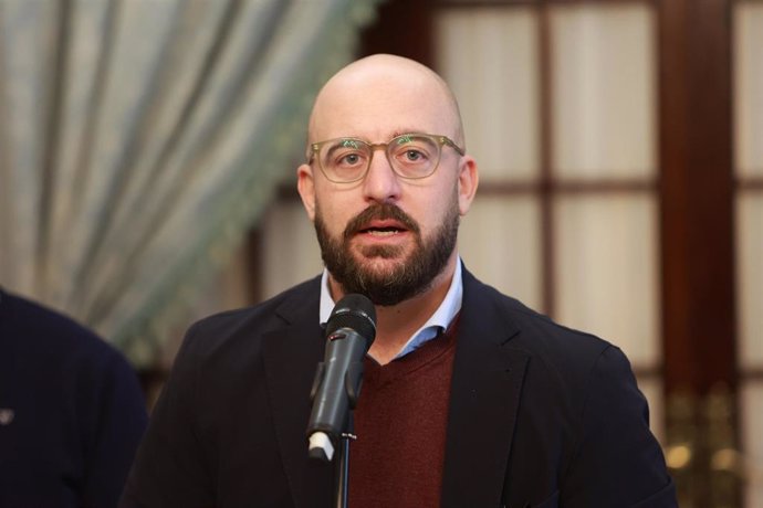 Archivo - El alcalde de El Puerto de Santa María, Germán Beardo, en una atención a los medios de comunicación.