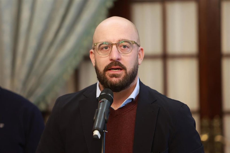 Archivo - El alcalde de El Puerto de Santa María, Germán Beardo, en una atención a los medios de comunicación.