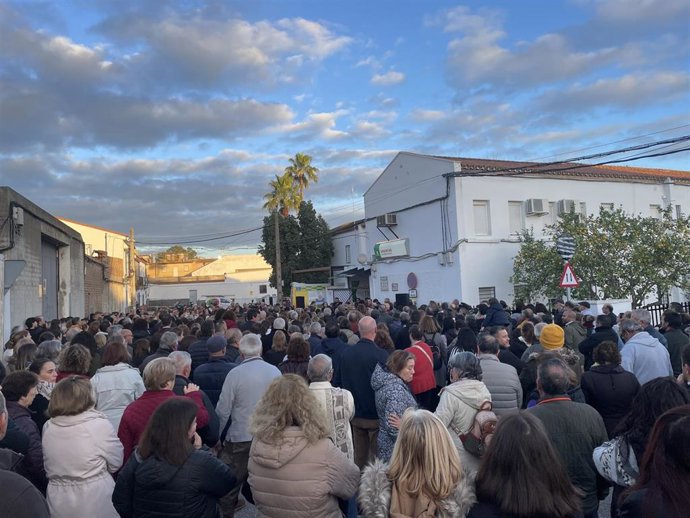 Imagen de la concentración ante el centro de salud de Gerena