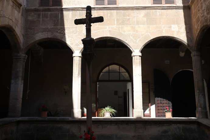 Archivo - Patio de un monasterio.