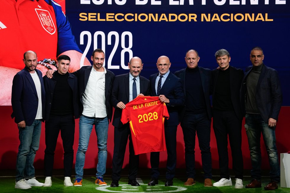 El presidente de la RFEF, Rafael Louzán, junto a Luis de la Fuente y el equipo técnico de la selección española