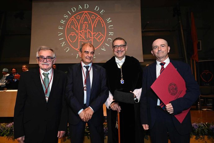 De izquierda a derecha: Diego Marín y Juan Antonio Pedreño, que han recibido la Medalla de Oro de la UMU; el rector, José Luján, y Matías Balibrea, premio 'José Lostau' al Espíritu Universitario y Valores Humanos, en el acto por Santo Tomás de Aquino