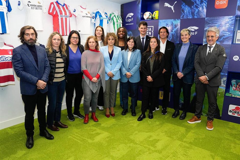 La presidenta de la Liga F, Beatriz Álvarez; la de FUTPRO, Amanda Gutiérrez; el de Futbolistas ON, Juanjo Martínez; y la representante de CCOO, Maite Sánchez; y de clubes, en la firma del nuevo convenio colectivo en la sede de la Liga F.