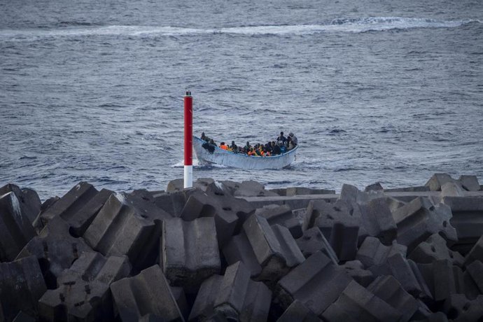 Archivo - Un cayuco a su llegada al puerto de La Restinga, a 7 de diciembre de 2024, en El Hierro, Canarias (España). 