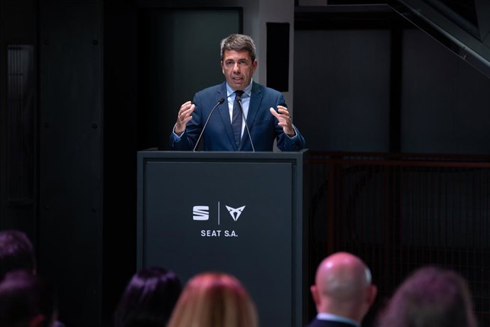 El president de la Comunitat Valenciana, Carlos Mazón, intervé en un acte en la Casa Seat després de la signatura del manifest per la mobilitat elèctrica