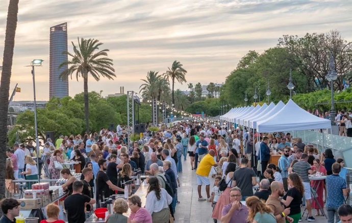 Público asistente a la primera edición de 'Cuchareando', en el Paseo Colón.