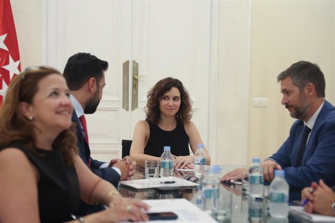 Archivo - La presidenta de la Comunidad de Madrid, Isabel Díaz Ayuso (c), el consejero de Presidencia, Justicia y Administración Local, Miguel Ángel García Martín (1d) y el portavoz del PP en la Asamblea de Madrid, Carlos Díaz-Pache (2i), en la Real Casa 