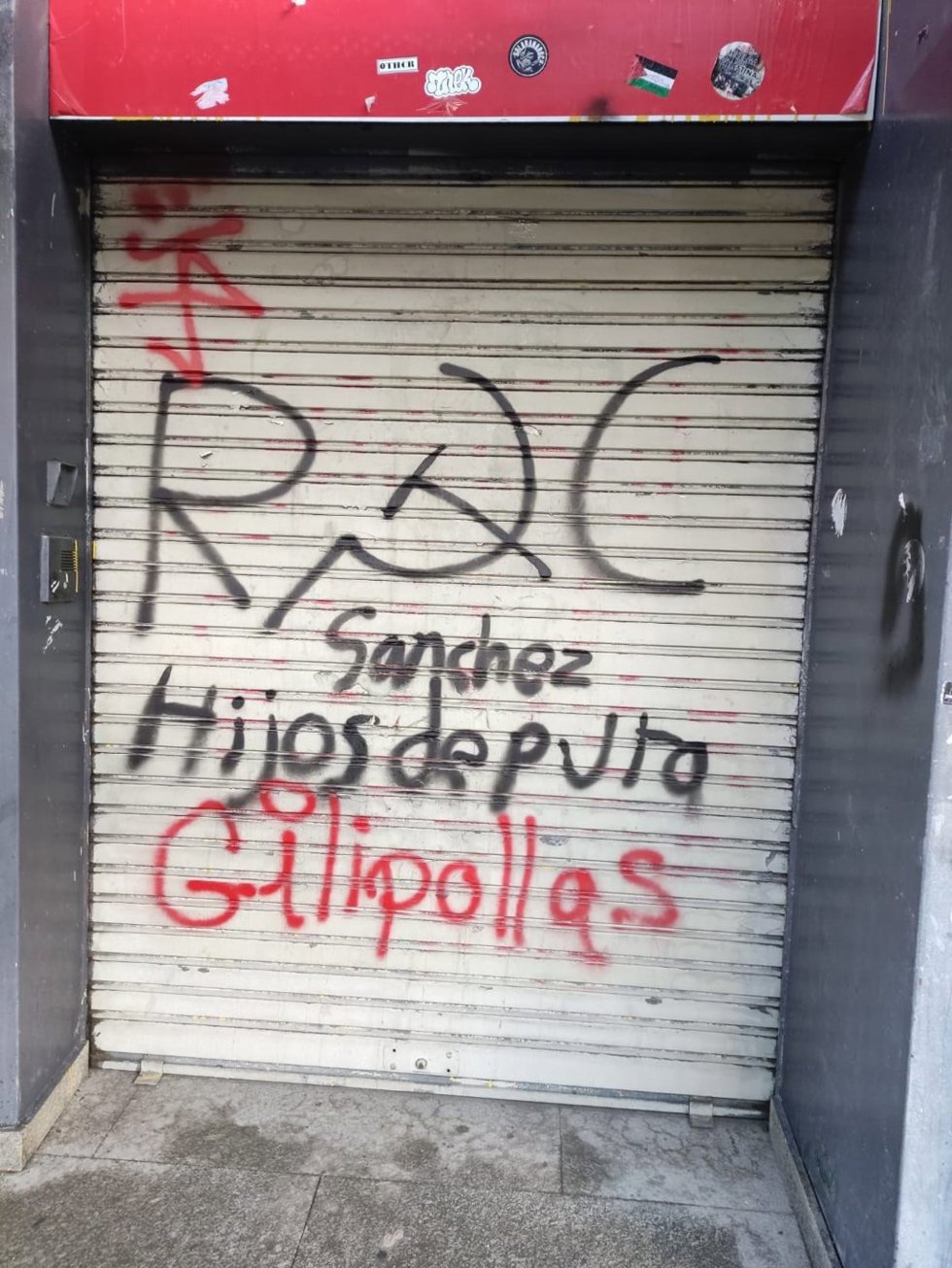 Pintadas e insultos en la sede del PSOE de Burgos publicadas en el perfil de X del ecretario general de Burgos, Daniel De la Rosa.
