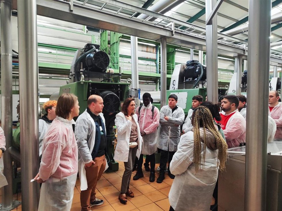 Futuros hosteleros de Fundación Cruzcampo reciben formación de Deoleo sobre producción y beneficios del aceite de oliva.