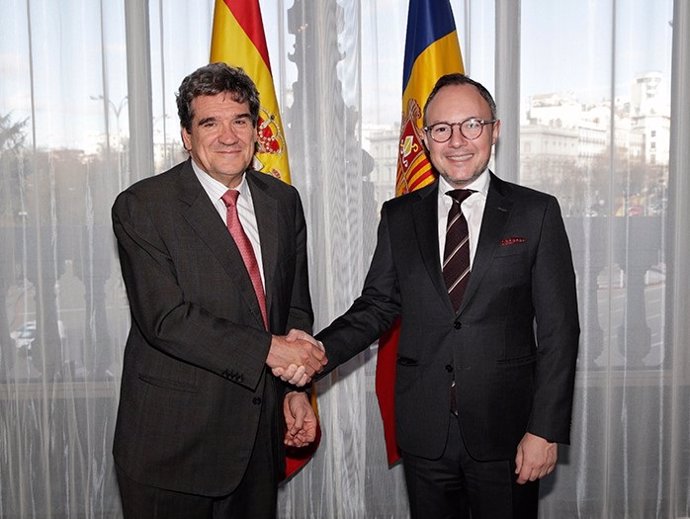 El gobernador de Banco de España, José Luis Escrivá, y el jefe de Gobierno de Andorra, Xavier Espot (derecha).