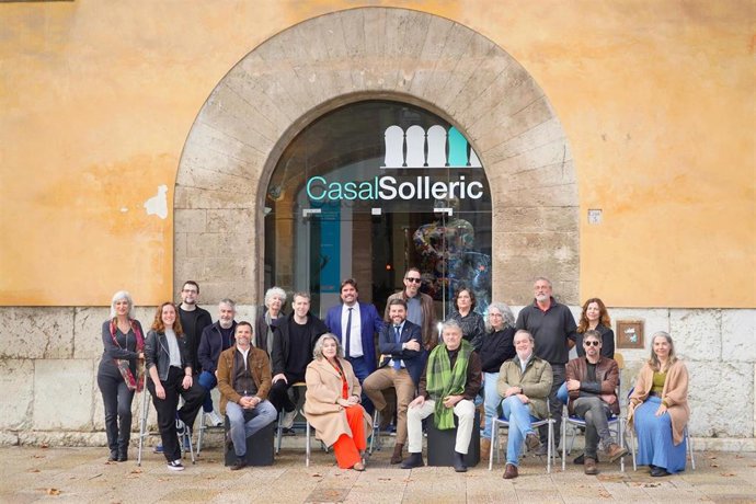 El primer teniente de alcalde y regidor de Cultura del Ayuntamiento de Palma, Javier Bonet, con representantes del mundo cultural frente al Casal Solleric.