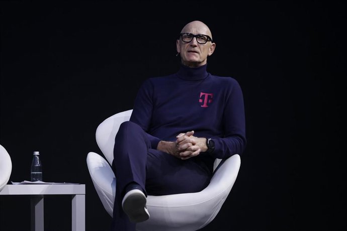 Archivo - El CEO Deutsche Telecom, Tim Höttges, durante la sesión del MWC 'New strategies for a new era' el primer día de la XVIII edición del Mobile World Congress (MWC), en el recinto Gran Via de Fira de Barcelona en L'Hospitalet de Llobregat, a 26 de f