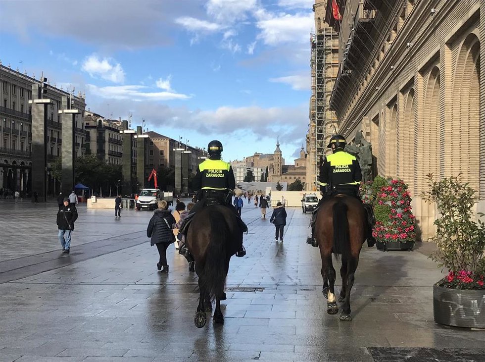 Agentes de la Policía Local a caballo delante del Ayuntamiento de Zaragoza