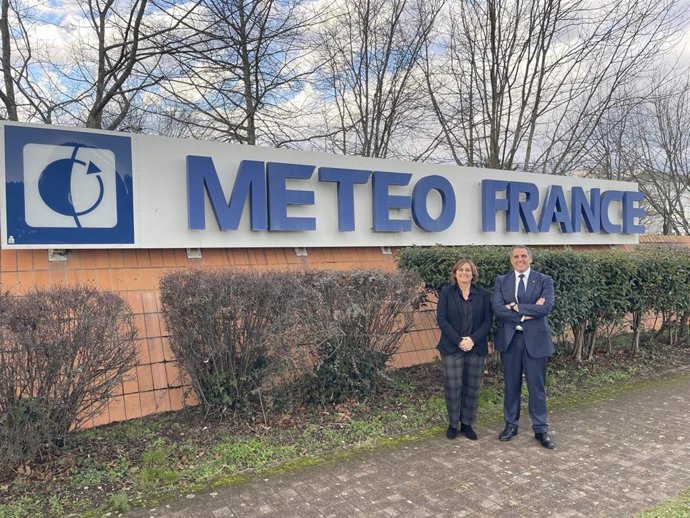 La consellera de Presidencia y Administraciones Públicas, Antònia Maria Estarellas, y el director general de Emergencias, Pablo Gárriz.