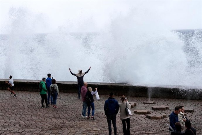 Archivo - Olas en el Peine del Viento, en San Sebastián