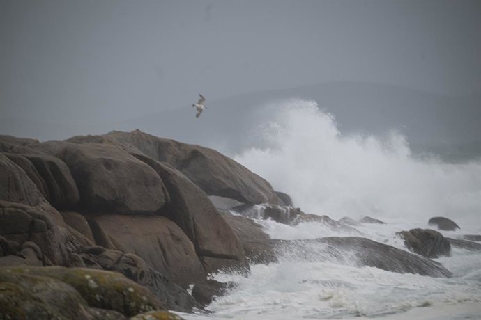 Olas de gran altitud en la comarca de Salnés, a 27 de enero de 2025, en Salnés, Pontevedra, Galicia (España). 