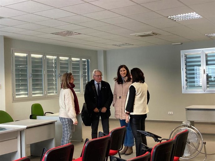 La alcaldesa de Écija junto al director provincial del INSS, Camilo Fernando Hernández León,