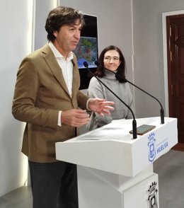 Archivo - El portavoz del Grupo Municipal Vox en el Ayuntamiento de Huelva, Wenceslao Font,  junto a la viceportavoz, María López.