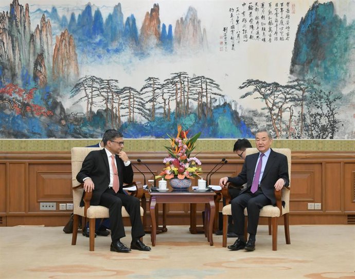 El ministro de Exteriores de China, Wang Yi, con su homólogo indio, Vikram Misri