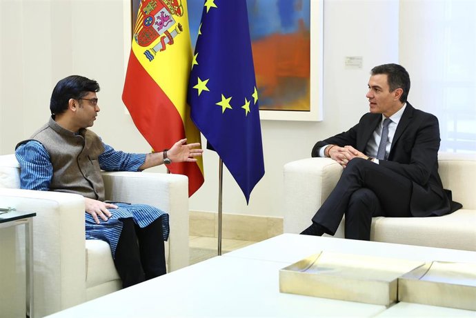 El presidente del Gobierno, Pedro Sánchez, junto con el director ejecutivo de Oxfam Internacional, Amitabh Behar.