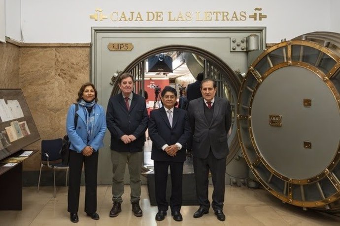 La Caja de las Letras recibe una medalla de plata, cartas y obras literarias de la universidad peruana Ricardo Palma