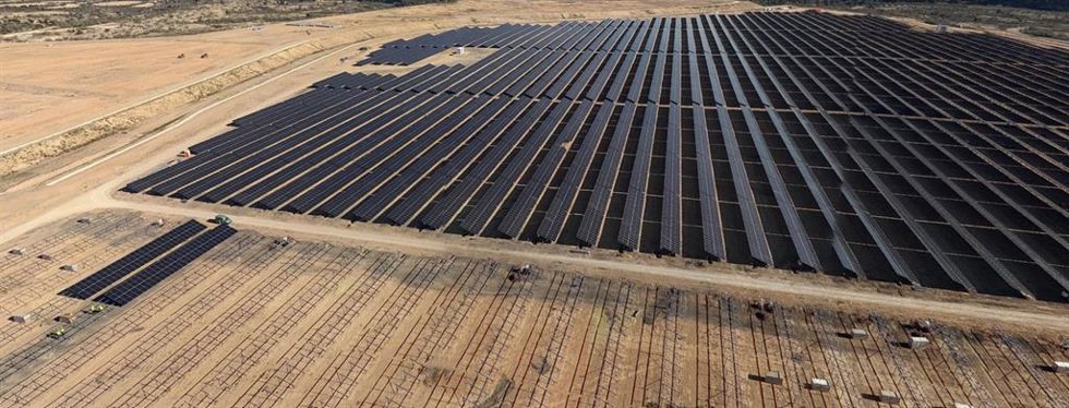 Planta solar Mudjar en construcción.