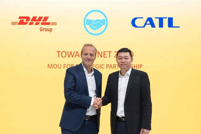 Libin Tan, co-president of sales and marketing of CATL (right), and Oscar de Bok, CEO, DHL Supply Chain (left) signed the strategic agreement